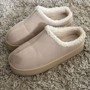 Old Navy Cream Slip-On Women's Slippers